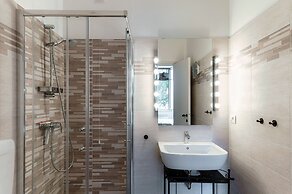 Silken Escape - Pool and Lake View