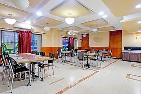 Fabhotel The Royal Plaza
