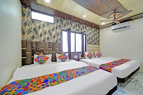 Fabhotel Starlight Inn