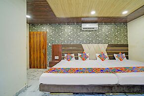 Fabhotel Starlight Inn