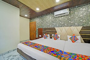 Fabhotel Starlight Inn