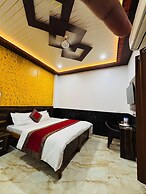 S R HOTEL