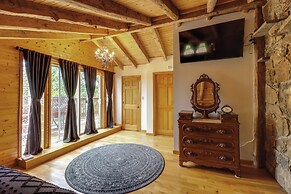 3,000 Sq Ft + Game Room: Ozarks Serenity Cabin!