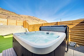 Hot Tub & Water Views: High-end Vantage Retreat