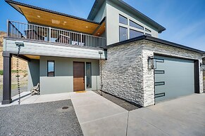 Hot Tub & Water Views: High-end Vantage Retreat