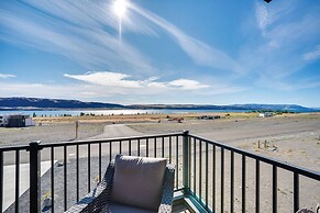 Hot Tub & Water Views: High-end Vantage Retreat