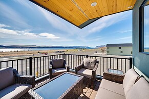 Hot Tub & Water Views: High-end Vantage Retreat