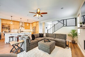 Hot Tub & Water Views: High-end Vantage Retreat
