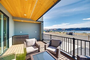 Hot Tub & Water Views: High-end Vantage Retreat
