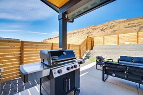Hot Tub & Water Views: High-end Vantage Retreat
