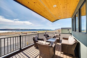 Hot Tub & Water Views: High-end Vantage Retreat