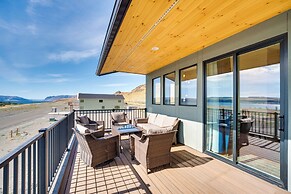 Hot Tub & Water Views: High-end Vantage Retreat