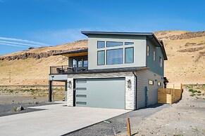 Hot Tub & Water Views: High-end Vantage Retreat