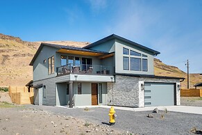 Hot Tub & Water Views: High-end Vantage Retreat