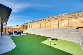 Hot Tub & Water Views: High-end Vantage Retreat