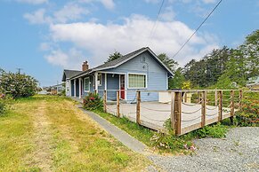 Walk to Beach: Cozy Home w/ Deck in Smith River!