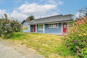 Walk to Beach: Cozy Home w/ Deck in Smith River!