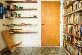 Spacious Apartment Near Parthenon for 6 Persons