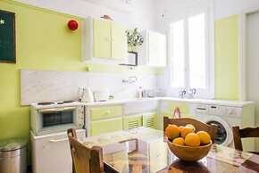 Spacious Apartment Near Parthenon for 6 Persons