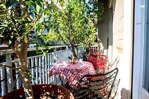 Spacious Apartment Near Parthenon for 6 Persons
