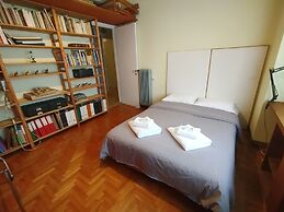 Spacious Apartment Near Parthenon for 6 Persons