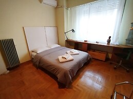 Spacious Apartment Near Parthenon for 6 Persons
