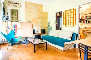 Spacious Apartment Near Parthenon for 6 Persons