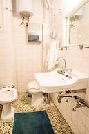 Spacious Apartment Near Parthenon for 6 Persons