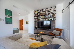 Trygoni Court - Elegant Downtown 3-bdr Apartment