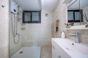 Trygoni Court - Elegant Downtown 3-bdr Apartment