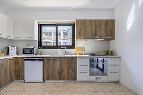 Trygoni Court - Elegant Downtown 3-bdr Apartment