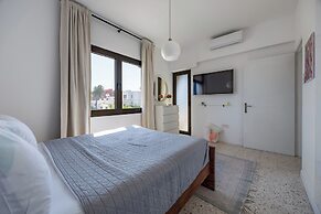 Trygoni Court - Elegant Downtown 3-bdr Apartment