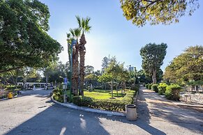 Trygoni Court - Elegant Downtown 3-bdr Apartment