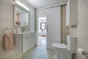 Trygoni Court - Elegant Downtown 3-bdr Apartment