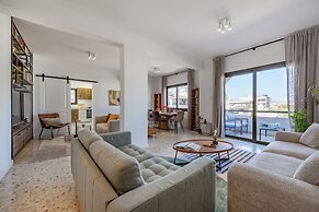 Trygoni Court - Elegant Downtown 3-bdr Apartment