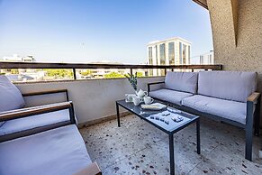 Trygoni Court - Elegant Downtown 3-bdr Apartment
