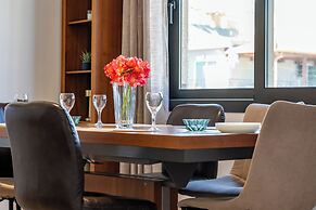 Trygoni Court - Elegant Downtown 3-bdr Apartment