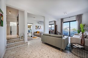 Trygoni Court - Elegant Downtown 3-bdr Apartment