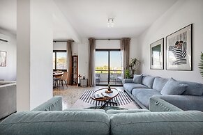 Trygoni Court - Elegant Downtown 3-bdr Apartment