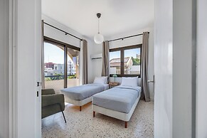 Trygoni Court - Elegant Downtown 3-bdr Apartment
