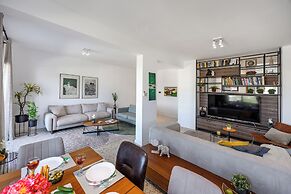 Trygoni Court - Elegant Downtown 3-bdr Apartment