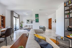 Trygoni Court - Elegant Downtown 3-bdr Apartment