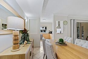 Lakeside Luxe Retreat - Pool View BBQ Spa Bath
