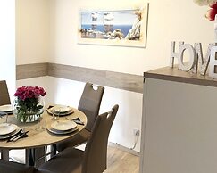 Spacious Flat Near Hiking Trails