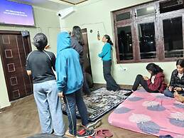 XTSY Travellers Hostel