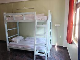 XTSY Travellers Hostel