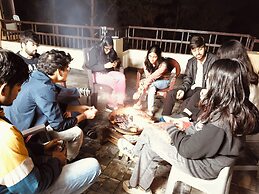 XTSY Travellers Hostel