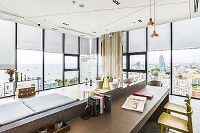 Central Pattaya Condo With Infinity Pool
