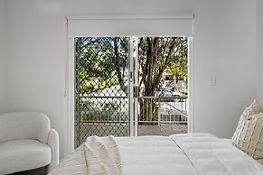 Burleigh Breeze 2 Bed Beach Walk