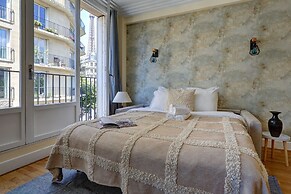 Elegant 1BR Near Eiffel & Champ de Mars